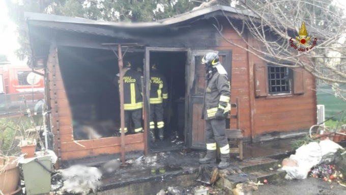 ROMA: CASA DI LEGNO A FUOCO, MORTA UNA DONNA