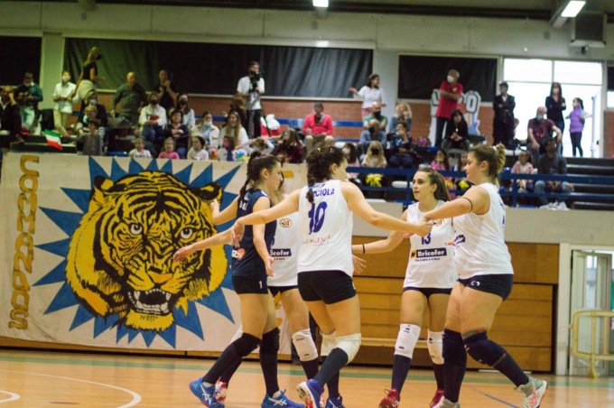 PALLAVOLO REGIONALE: LA FIPAV SOSPENDE I CAMPIONATI PER DUE SETTIMANE (VIDEO)