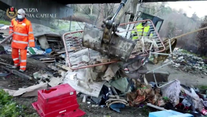 ROMA: FLAMINIO, OPERAZIONI DI BONIFICA DI UN’AREA OCCUPATA ABUSIVAMENTE (video)