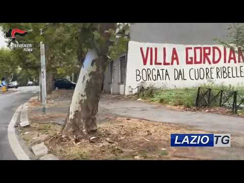 ROMA: INCAPPUCCIATI E ARMATI DI BASTONI PER UN VIDEO (video)