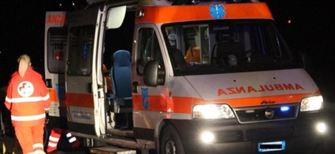 ROMA: AUTO CONTRO CARTELLONE, UN MORTO (video)