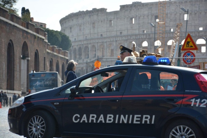 ROMA: RUBAVANO BORSE IN BOUTIQUE, 5 ARRESTI