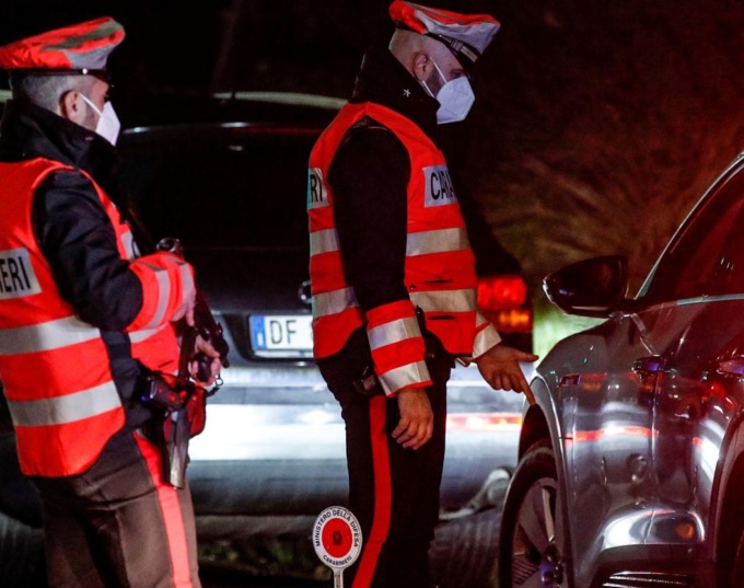 ROMA: MALA-MOVIDA, I CONTROLLI DEI CARABINIERI