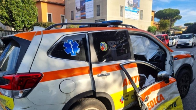 ROMA: INCIDENTE STRADALE TRA VETTURA MEDICA DEL 118 ED AUTO