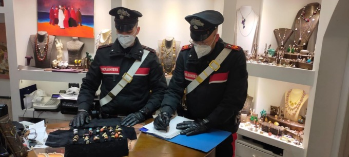 ROMA: TENTANO COLPO DA 40 MILA EURO IN GIOIELLERIA, ARRESTATI