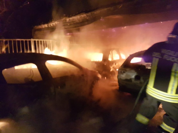 TORRICE:  INCENDIO, DISTRUTTE SEI AUTO (video)