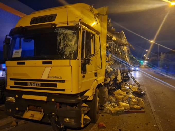 VELLETRI: SCONTRO TRA DUE CAMION, GRAVE 50ENNE