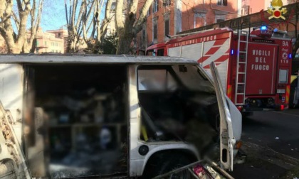 ROMA: TROVATO UN CORPO CARBONIZZATO IN UN FURGONE