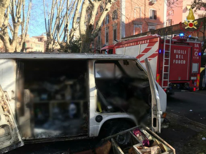 ROMA: TROVATO UN CORPO CARBONIZZATO IN UN FURGONE