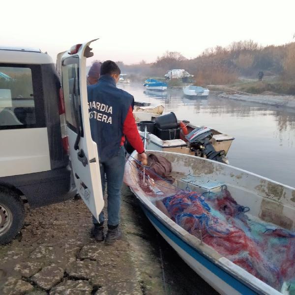 LATINA: PESCA ABUSIVA A FOCE MASCARELLO, SEQUESTRI E SANZIONI