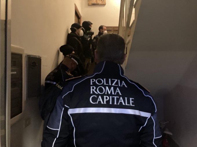 ROMA: SGOMBERO A SAN BASILIO, LIBERATI  APPARTAMENTI ATER OCCUPATI DA CLAN