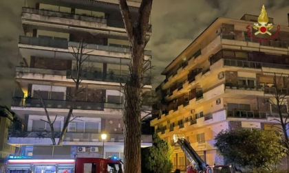 ROMA: SCALDINO IN CORTO CIRCUITO PROVOCA INCENDIO E DISTRUGGE UN APPARTAMENTO (FOTO)
