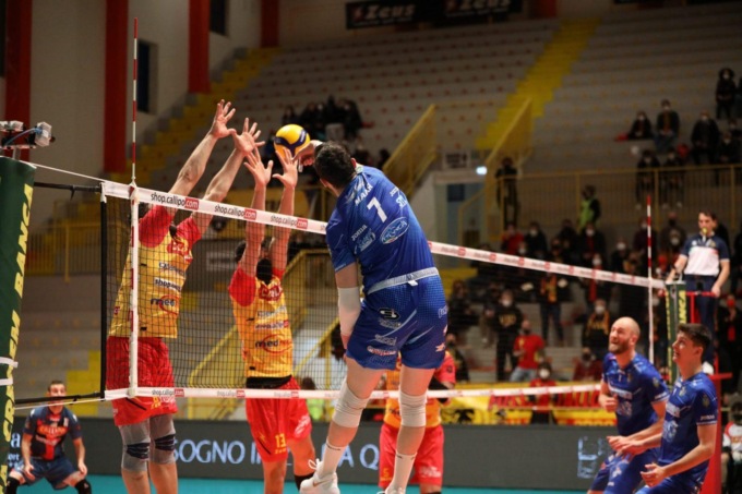 PALLAVOLO SUPERLEGA: VIBO VALENTIA-TOP VOLLEY 2-3