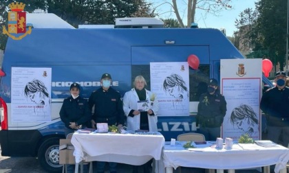 ROMA: "QUESTO NON E' AMORE", AL VIA IL TOUR DEL CAMPER ROSA DELLA POLIZIA