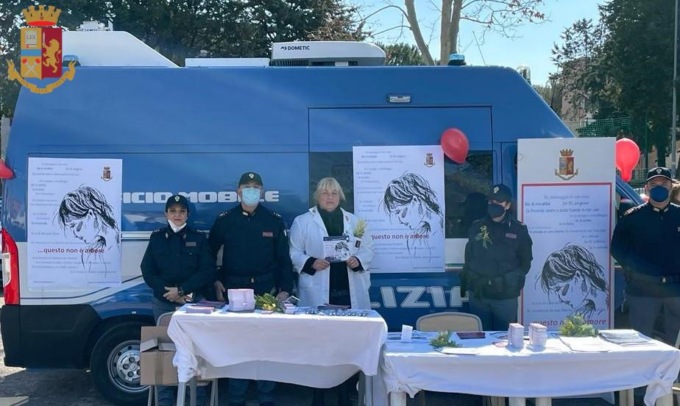 ROMA: “QUESTO NON E’ AMORE”, AL VIA IL TOUR DEL CAMPER ROSA DELLA POLIZIA