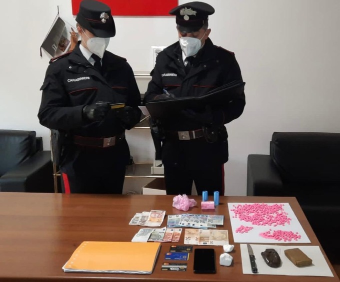 ROMA: TROVATO CON PASTICCHE DI ECSTASY IN AUTO, 28ENNE ARRESTATO