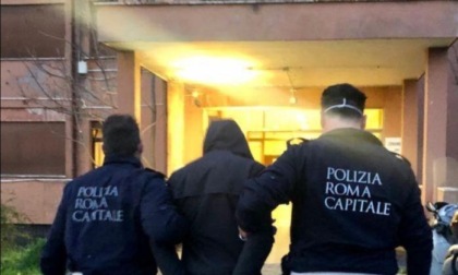 ROMA: FERMATO PERCHE' CIRCOLAVA IN AREA PEDONALE, TENTA DI AGGREDIRE GLI AGENTI ED E' STATO ARRESTATO