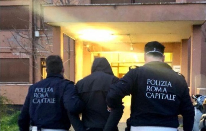 ROMA: FERMATO PERCHE’ CIRCOLAVA IN AREA PEDONALE, TENTA DI AGGREDIRE GLI AGENTI ED E’ STATO ARRESTATO