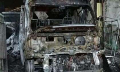 APRILIA: ESPLOSIONE E INCENDIO IN UN DEPOSITO DI AMBULANZE