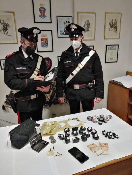 SABAUDIA: TROVATO CON UN CHILO DI COCAINA NEL CASSETTO