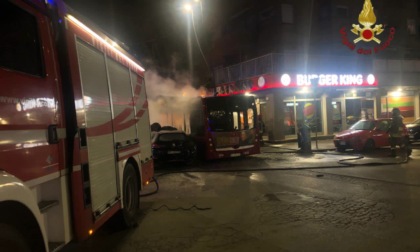 ROMA: INCENDIO DOPO LO SCONTRO BUS-AUTO, UN MORTO