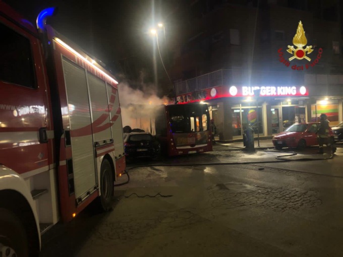 ROMA: INCENDIO DOPO LO SCONTRO BUS-AUTO, UN MORTO