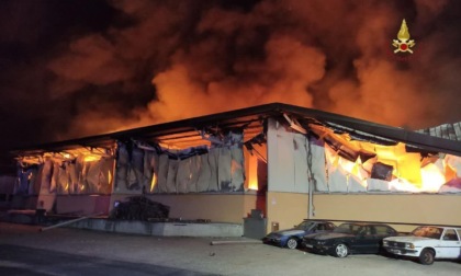 POMEZIA: INCENDIO IN UN CAPANNONE, RISCHIO AMBIENTALE
