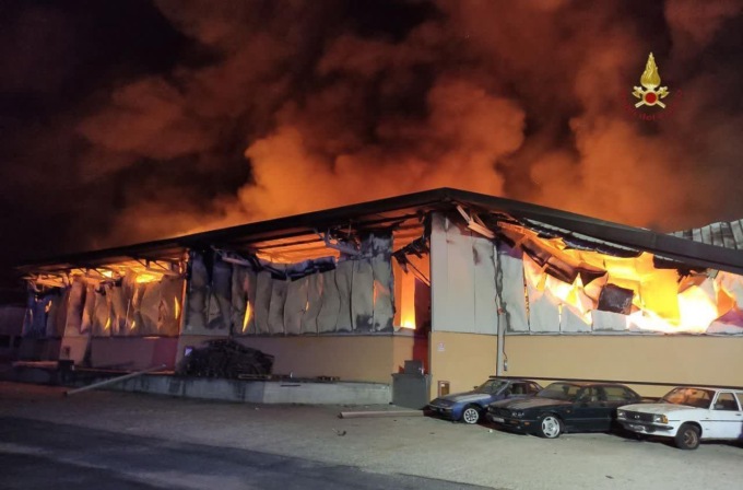 POMEZIA: INCENDIO IN UN CAPANNONE, RISCHIO AMBIENTALE