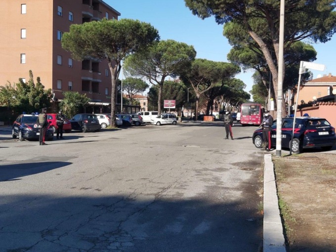 ROMA: FUGGE ALL’ALT DEI CARABINIERI, ARRESTATO PER RESISTENZA A PUBBLICO UFFICIALE, FURTO E RICICLAGGIO
