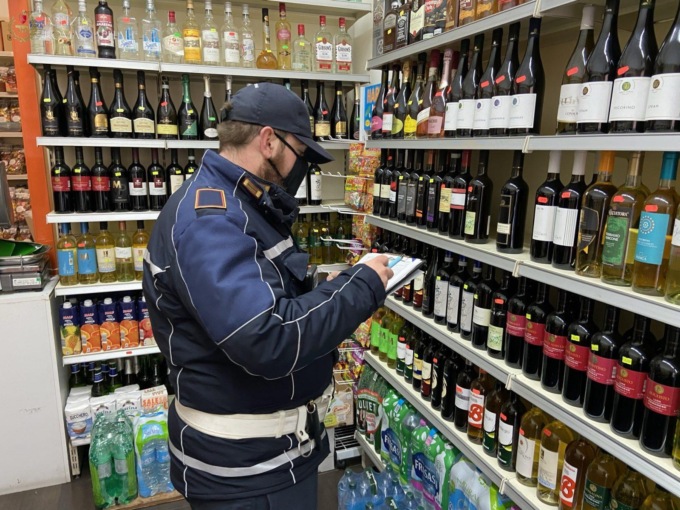 ROMA: MOVIDA, 30 PERSONE SANZIONATE E 5 MINIMARKET CHIUSI