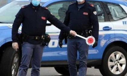 ROMA: NON SI FERMA ALL'ALT E TENTA DI INVESTIRE UN POLIZIOTTO, ARRESTATO