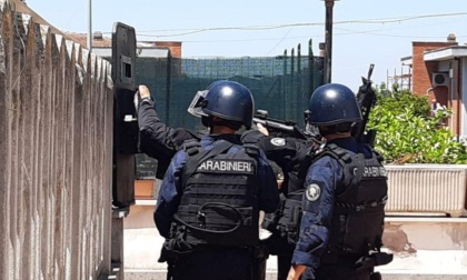 ROMA: NON GLI FANNO VEDERE I FIGLI, SI BARRICA IN CASA ARMATO E MINACCIA IL SUICIDIO