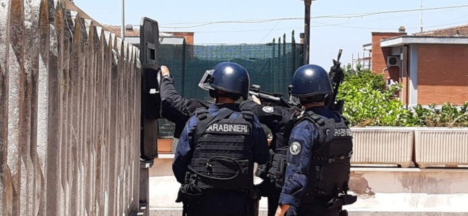 ROMA: NON GLI FANNO VEDERE I FIGLI, SI BARRICA IN CASA ARMATO E MINACCIA IL SUICIDIO