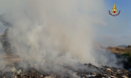 TIVOLI: A FUOCO RIFIUTI NEL CAMPO ROM
