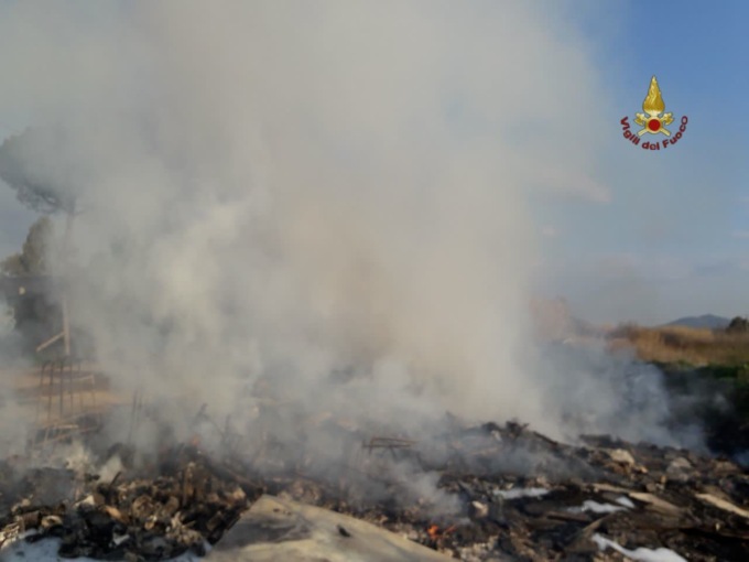 TIVOLI: A FUOCO RIFIUTI NEL CAMPO ROM