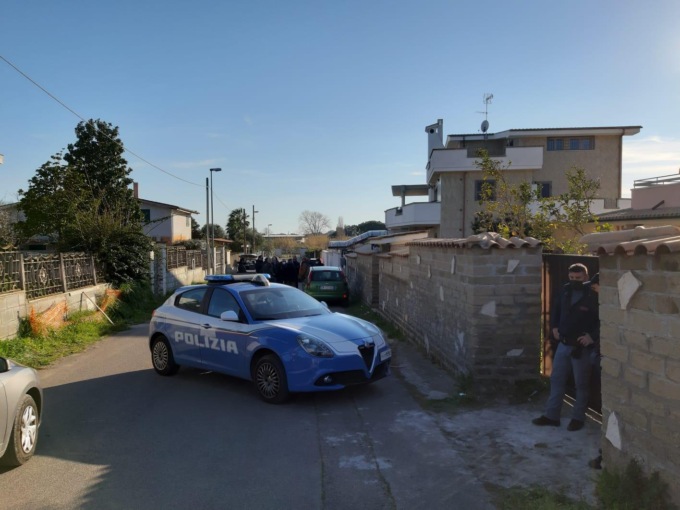 AGGUATO A NETTUNO: BUSSANO ALLA PORTA E SPARANO A PADRE E FIGLIO. INDAGA LA DDA