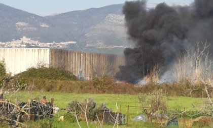 LATINA: VASTO INCENDIO NEL DEPOSITO