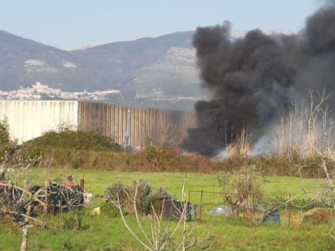 LATINA: VASTO INCENDIO NEL DEPOSITO