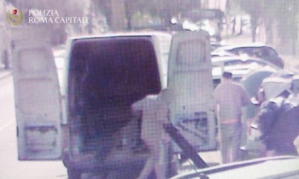 ROMA: ABBANDONANO RIFIUTI IN STRADA, INCASTRATI DALLE FOTOTRAPPOLE