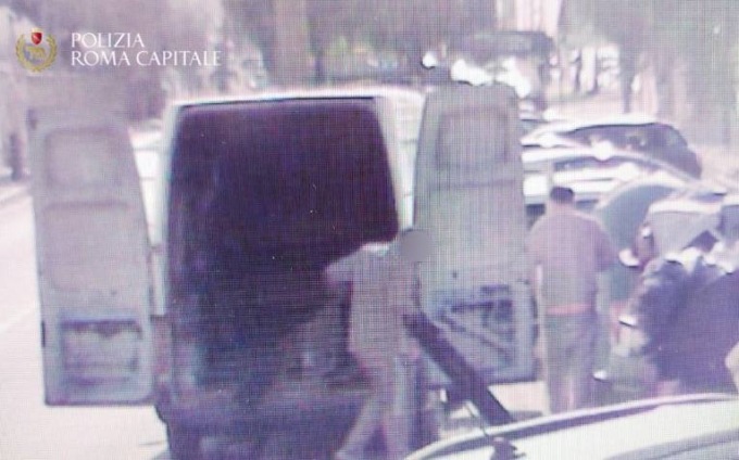 ROMA: ABBANDONANO RIFIUTI IN STRADA, INCASTRATI DALLE FOTOTRAPPOLE