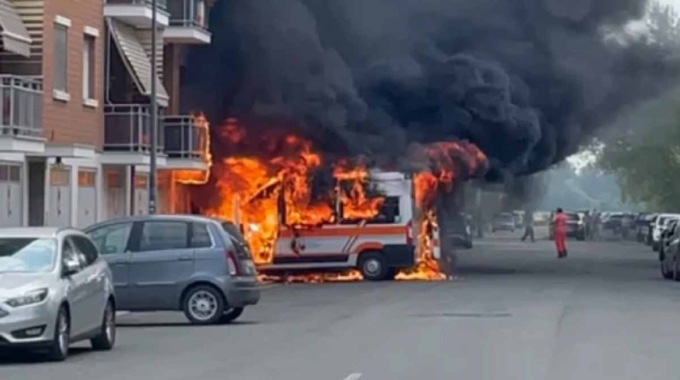 APRILIA:  AMBULANZA A FUOCO , EVACAUATO UN PALAZZO