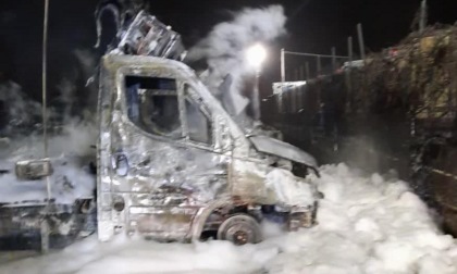 CIAMPINO: FURGONI IN FIAMME NELLA NOTTE