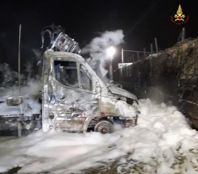 CIAMPINO: FURGONI IN FIAMME NELLA NOTTE