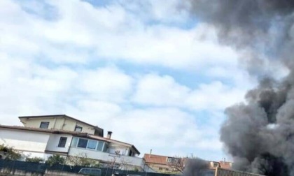 ROMA: PAURA PER UN VASTO INCENDIO AL DEPOSITO IN ZONA MAGLIANA