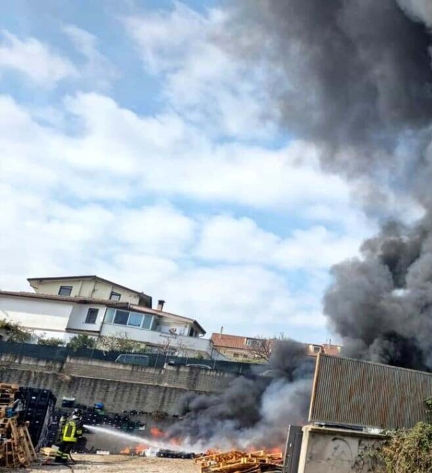 ROMA: PAURA PER UN VASTO INCENDIO AL DEPOSITO IN ZONA MAGLIANA