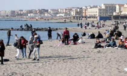 ROMA: PRIMAVERA, IN TANTI IN SPIAGGIA