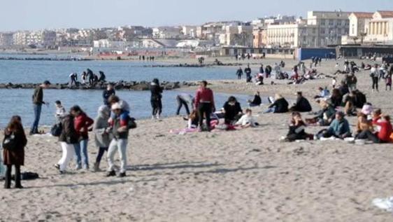 ROMA: PRIMAVERA, IN TANTI IN SPIAGGIA