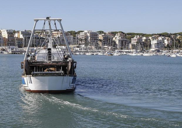 FIUMICINO: CARO-CARBURANTE, I PESCATORI TORNANO IN MARE