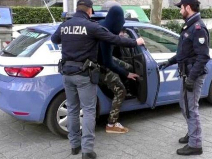 ROMA: RAPINATO ED ABUSATO IN STRADA, DUE ARRESTI