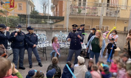 ROMA: LA POLIZIA REGALA UOVA DI PASQUA AI BAMBINI UCRAINI